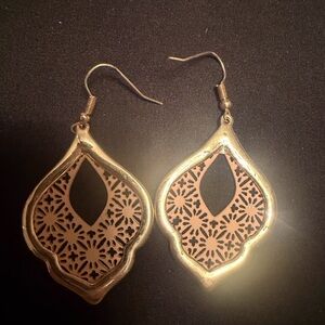 Elegant Gold and Peach Filigree Earrings 🍑